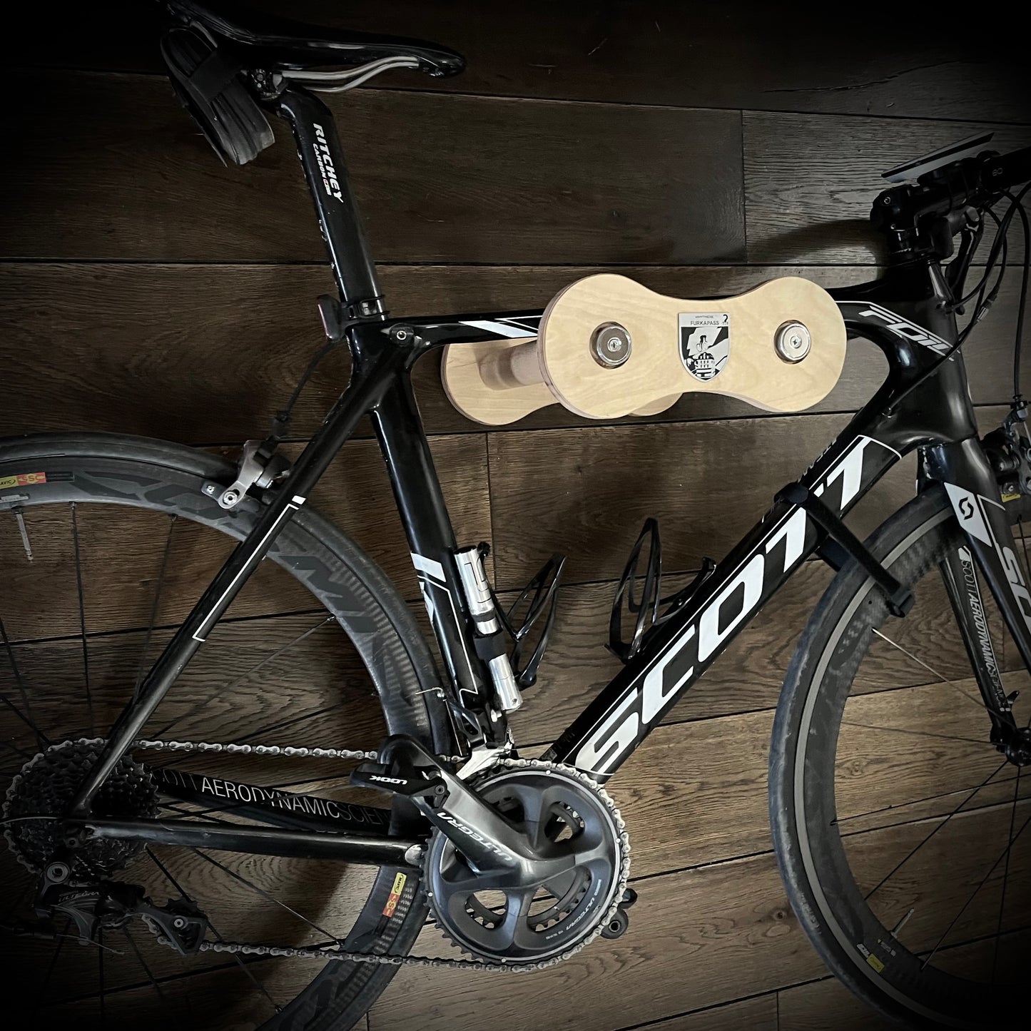 FURKAPASS – Wooden Bike Wall Mount Inspired by Chain Links