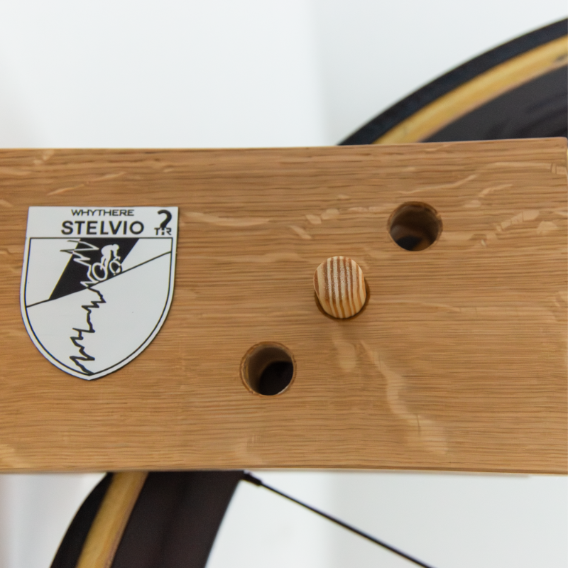 WHYTHERE? STELVIO – Drewniany Wieszak Ścienny na Rower Szosowy
